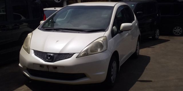 2009年式 ホンダ フィットの外観（白）